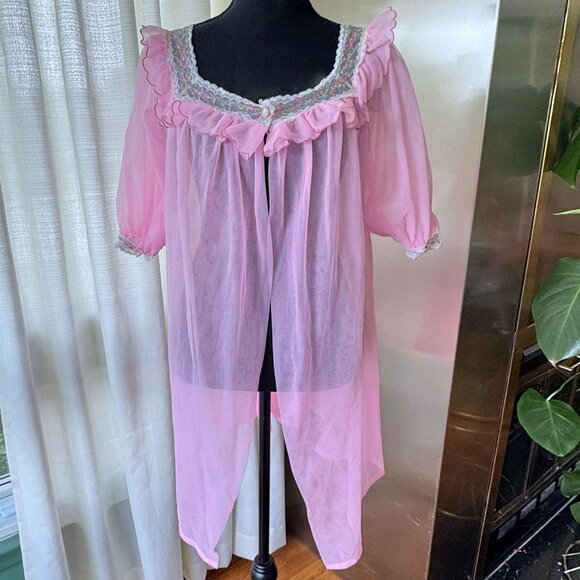 Vintage 1960s peignoir, pink, square neckline, wide yoke panel, puff sleeves - Picture 1 of 10